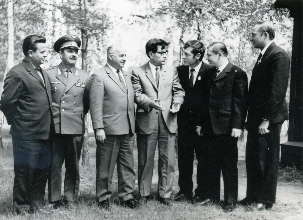 Ветераны войны - генерал В.Г. Тостановский, П.А. Матвеев (третий слева), А.П. Маресьев (в центре) на встрече с молодежью
