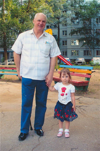 Владимир Николаевич с внучкой